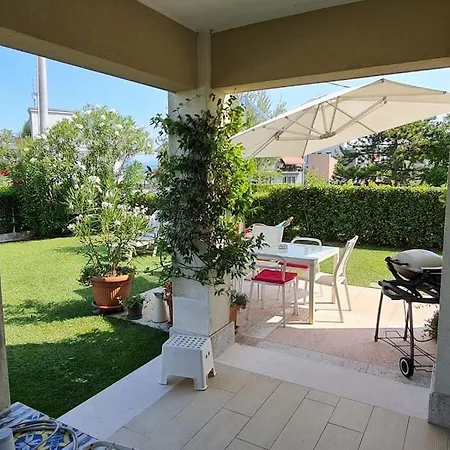 Flat Front With Swimming Pool, Ground Floor Apartment