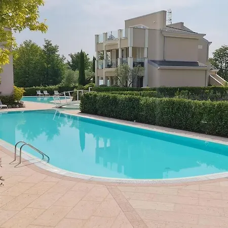 Flat Front Lake With Swimming Pool, Ground Floor *